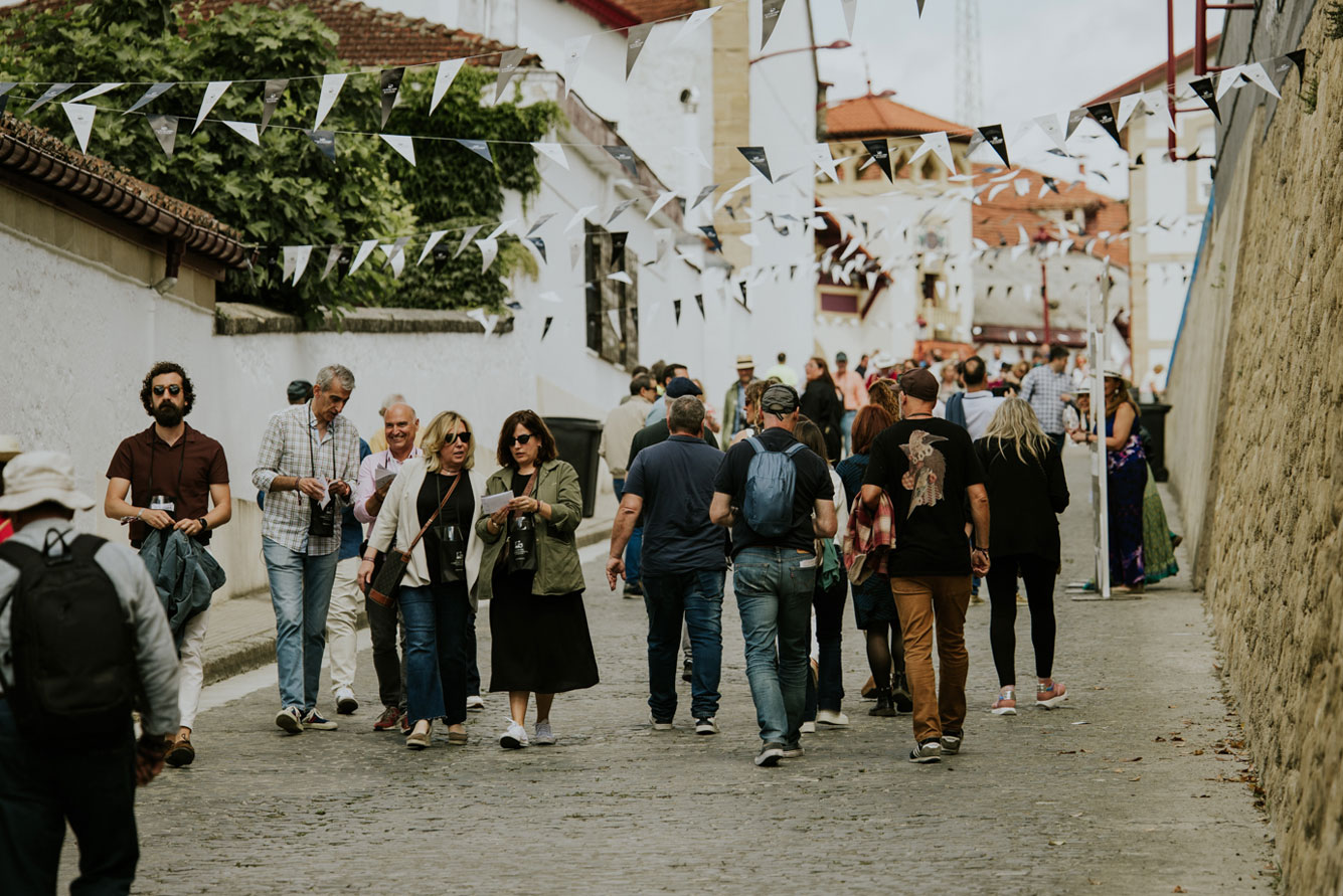 The Cata del Barrio de la Estación draws 3,500 visitors as the great wine and food experience for enjoying prestigious wines and Michelin-star cuisine